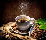 Abrazo rústico con aroma a café
