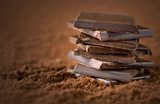 Apilado de chocolate y cacao en textura cálida