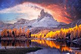 Atardecer en picos montañosos rocosos