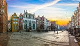 Atardecer en plaza histórica vibrante