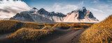 Atardecer entre dunas y montañas