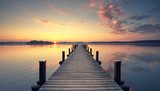 Atardecer sereno sobre el muelle
