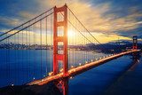 Atardecer y luces sobre puente colgante