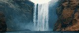 Cascada entre acantilados y niebla