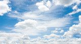 Cielo despejado con nubes blancas