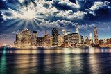 Ciudad luminosa bajo un cielo dramático