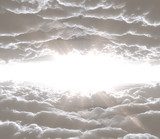 Claridad celestial entre nubes etéreas