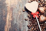 Detalles románticos en madera y chocolate