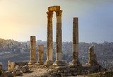 Ecos del templo romano al atardecer