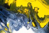 Ecos líquidos en amarillo y negro