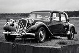 Elegancia vintage en blanco y negro
