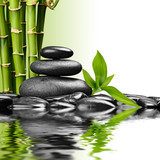 Equilibrio zen con bambú y piedras