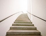 Escalera luminosa en arquitectura contemporánea