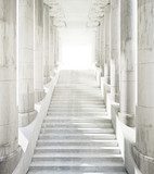 Escalera monumental con columnas clásicas