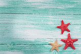 Estrellas marinas sobre madera desgastada