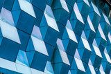 Fachada geométrica azul
