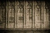 Fachada gótica con arcos y columnas