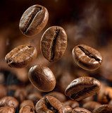 Granos de café en danza etérea