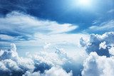 Horizonte azul con nubes vibrantes