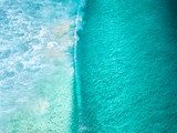 Horizonte turquesa y olas aéreas