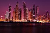 Horizonte urbano iluminado al anochecer