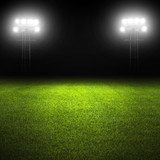 Luz nocturna en el verde campo