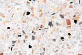 Mosaico de terrazo en tonos tierra