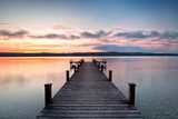 Muelle al atardecer junto al lago