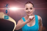 Mujer con tecnología de monitoreo en entrenamiento