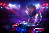 Noches de neón y ritmos en vivo