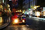 Nostalgia urbana bajo luces nocturnas