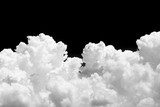 Nubes intensas en contraste monocromo