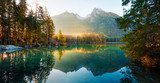 Paisaje sereno de montaña al amanecer