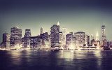 Panorámica urbana nocturna iluminada