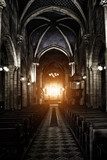 Pasillo de luz en iglesia gótica