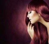 Perfil femenino con cabello granate