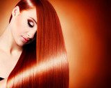 Perfil femenino con cabello largo y rojo