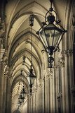 Perspectiva gótica entre arcos y luces