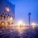 Plaza veneciana en niebla nocturna