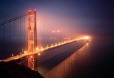 Puente iluminado en neblina nocturna