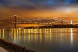 Reflejos dorados sobre el río en calma