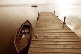 Serenidad junto al muelle al amanecer