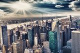 Sol radiante sobre rascacielos urbanos