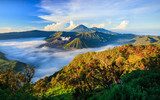 Tranquilidad entre volcanes y nubes