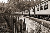 Travesía en sepia sobre arcos antiguos